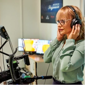 Zdjęcie prowadzącej ze słuchawkami